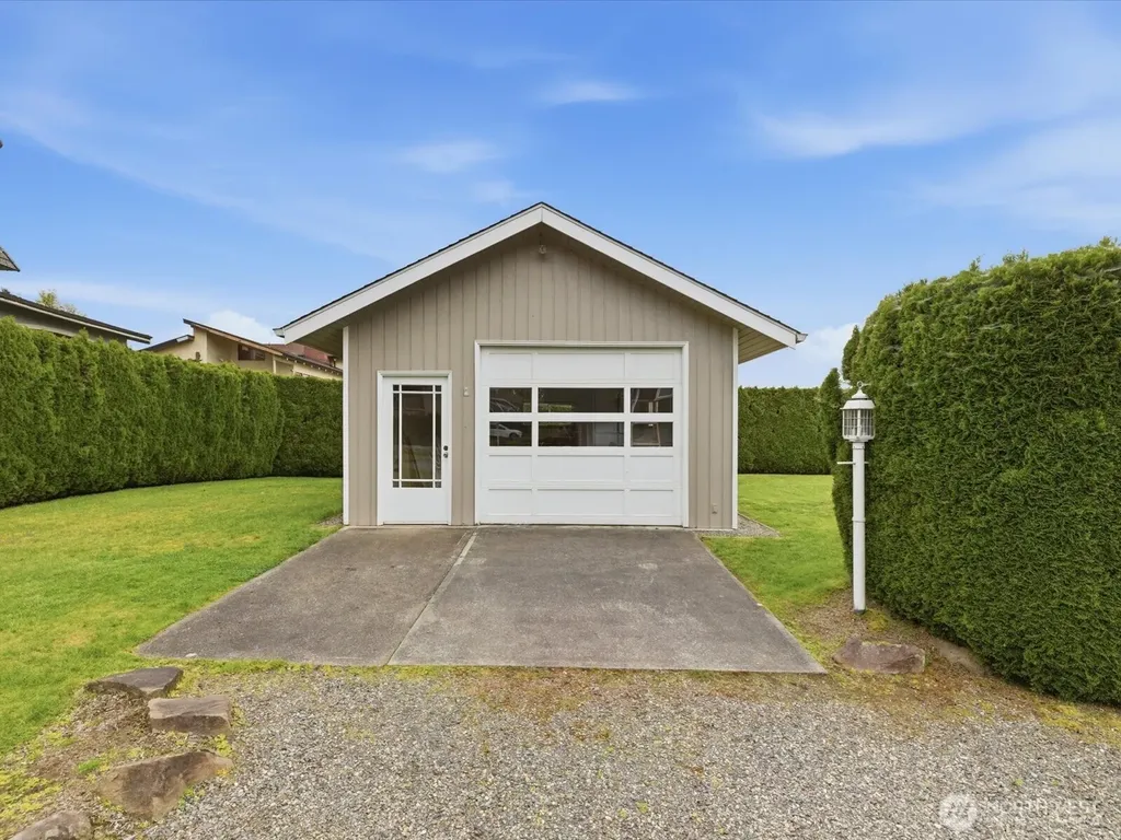 1302 E Lakeshore Drive Lake Stevens WA 98258