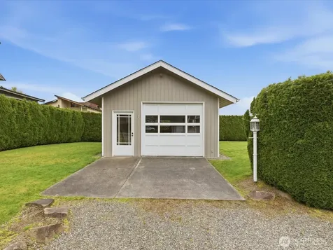 1302 E Lakeshore Drive Lake Stevens WA 98258