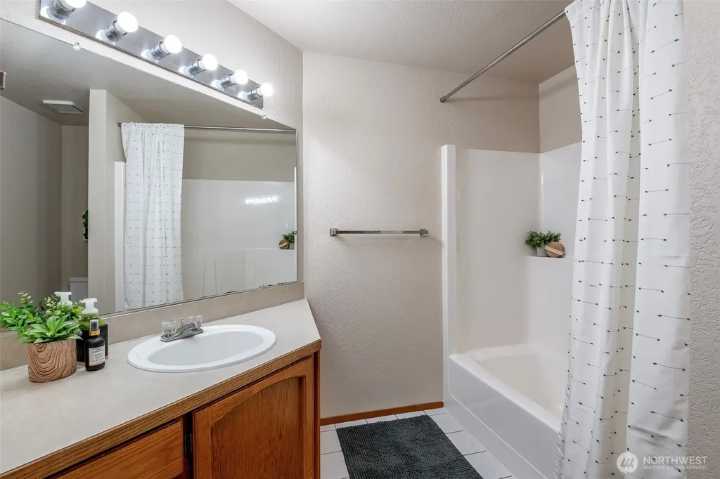 345 White River Drive Pacific WA 98047