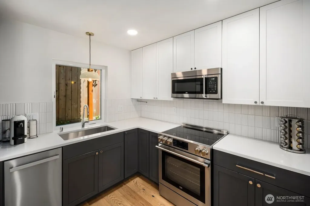 4028 5th Avenue NE Seattle WA 98105