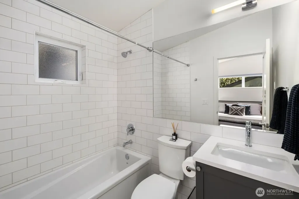 4028 5th Avenue NE Seattle WA 98105