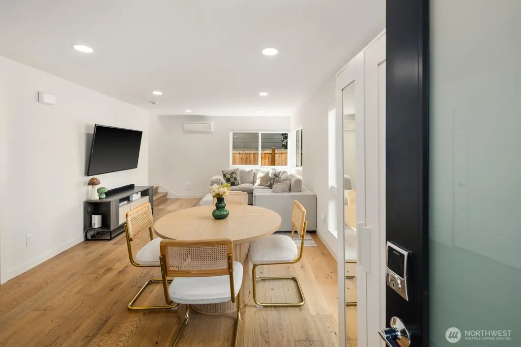 4028 5th Avenue NE Seattle WA 98105