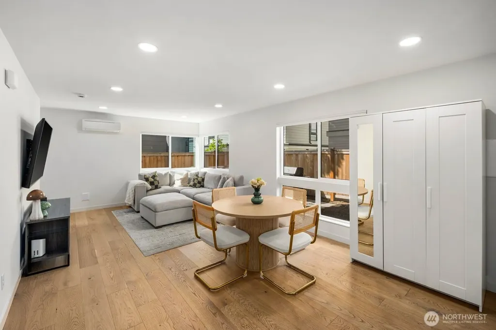 4028 5th Avenue NE Seattle WA 98105