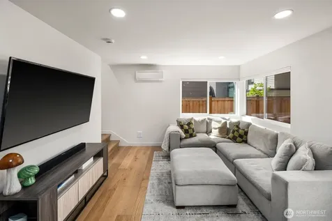 4028 5th Avenue NE Seattle WA 98105