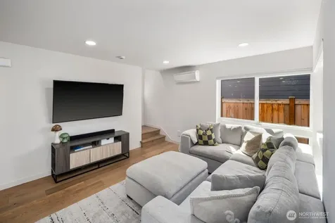 4028 5th Avenue NE Seattle WA 98105