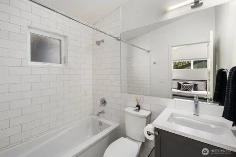 4028 5th Avenue NE Seattle WA 98105