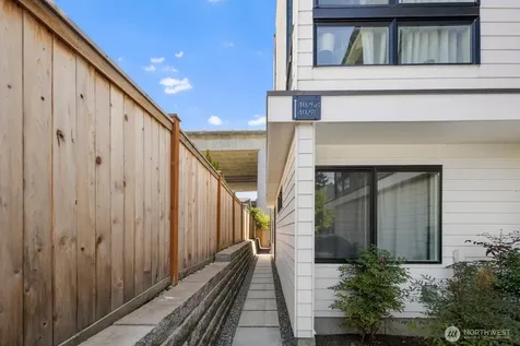 4028 5th Avenue NE Seattle WA 98105