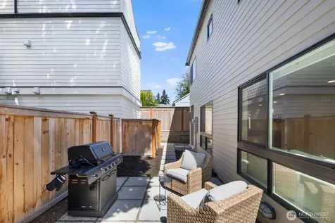 4028 5th Avenue NE Seattle WA 98105