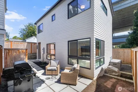 4028 5th Avenue NE Seattle WA 98105