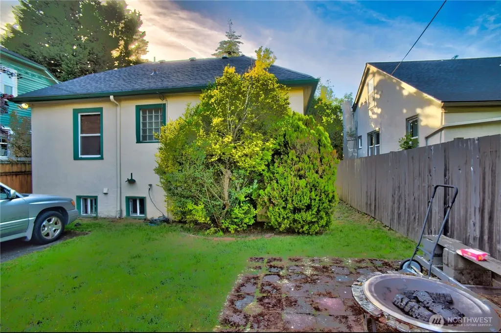 7818 NE Lake City Way NE Seattle WA 98115