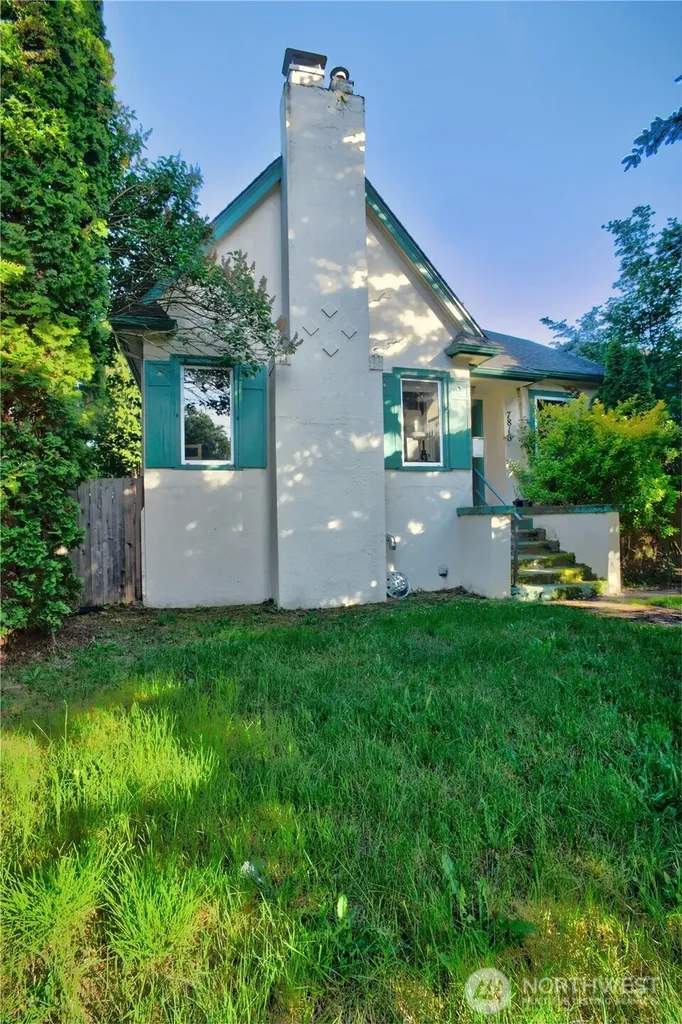 7818 NE Lake City Way NE Seattle WA 98115