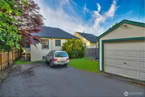 7818 NE Lake City Way NE Seattle WA 98115