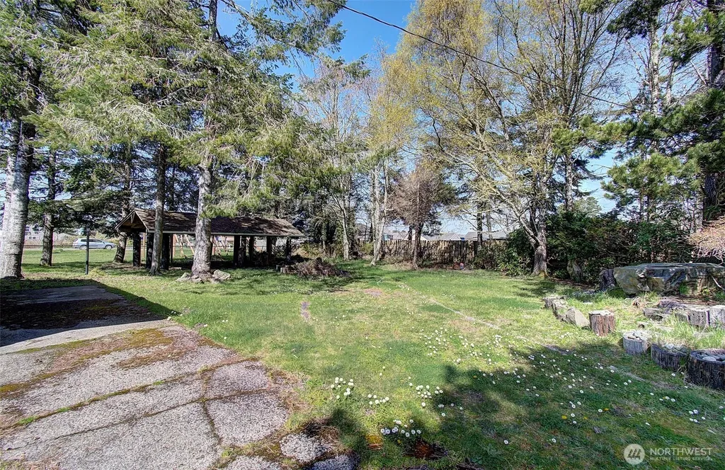 4913 N Place Seaview WA 98644