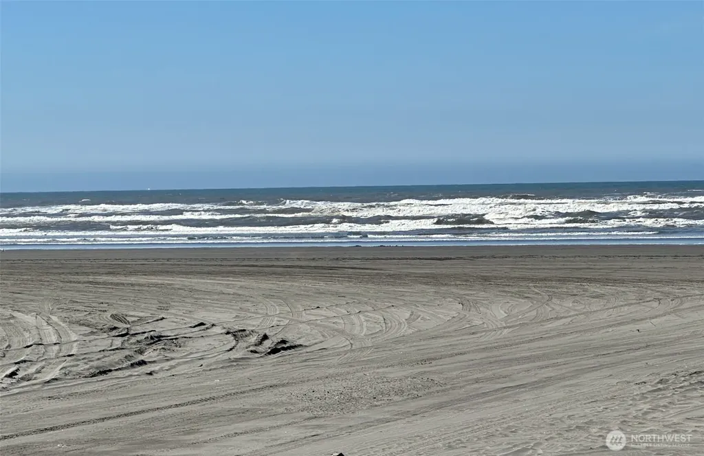 4913 N Place Seaview WA 98644
