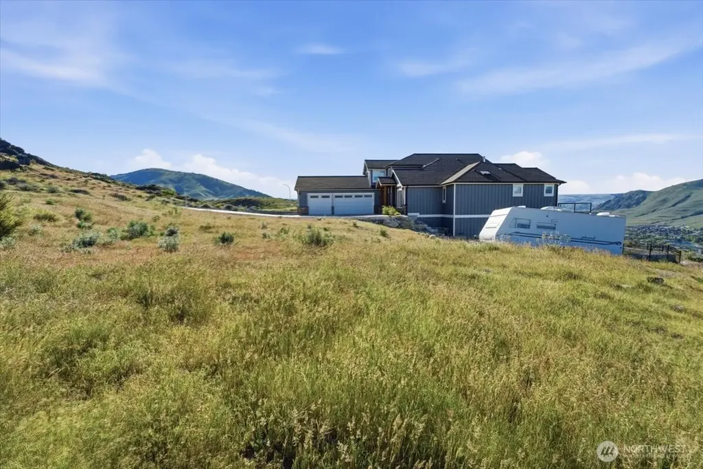 857 Long Drive Chelan WA 98816