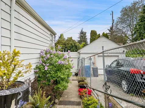 1616 SW Thistle Street Seattle WA 98106