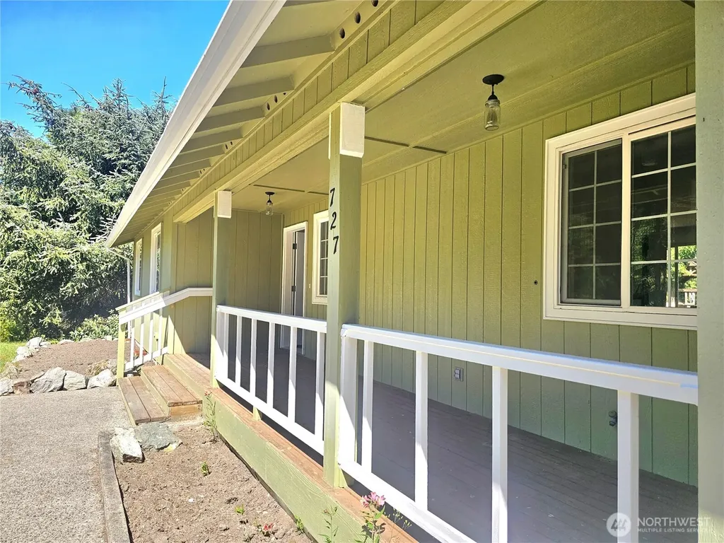 727 Tipsoo Loop S Rainier WA 98576