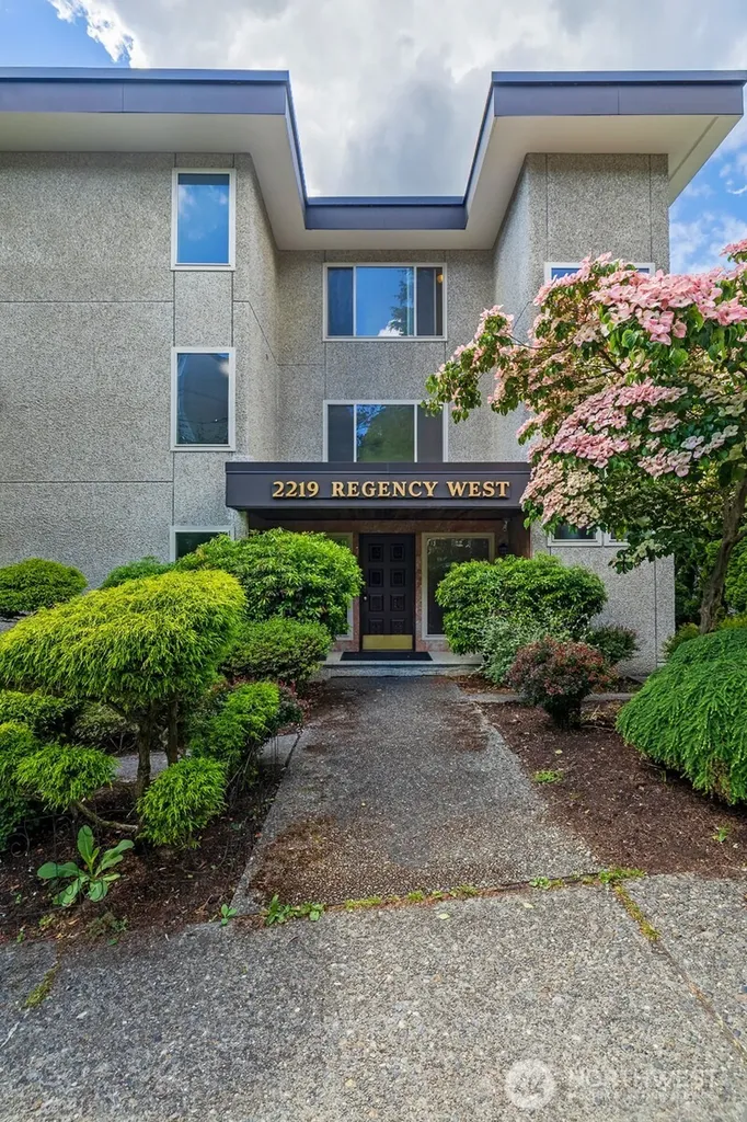 2219 13th Avenue W Seattle WA 98119