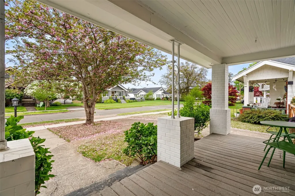 809 Sumner Avenue Sumner WA 98390