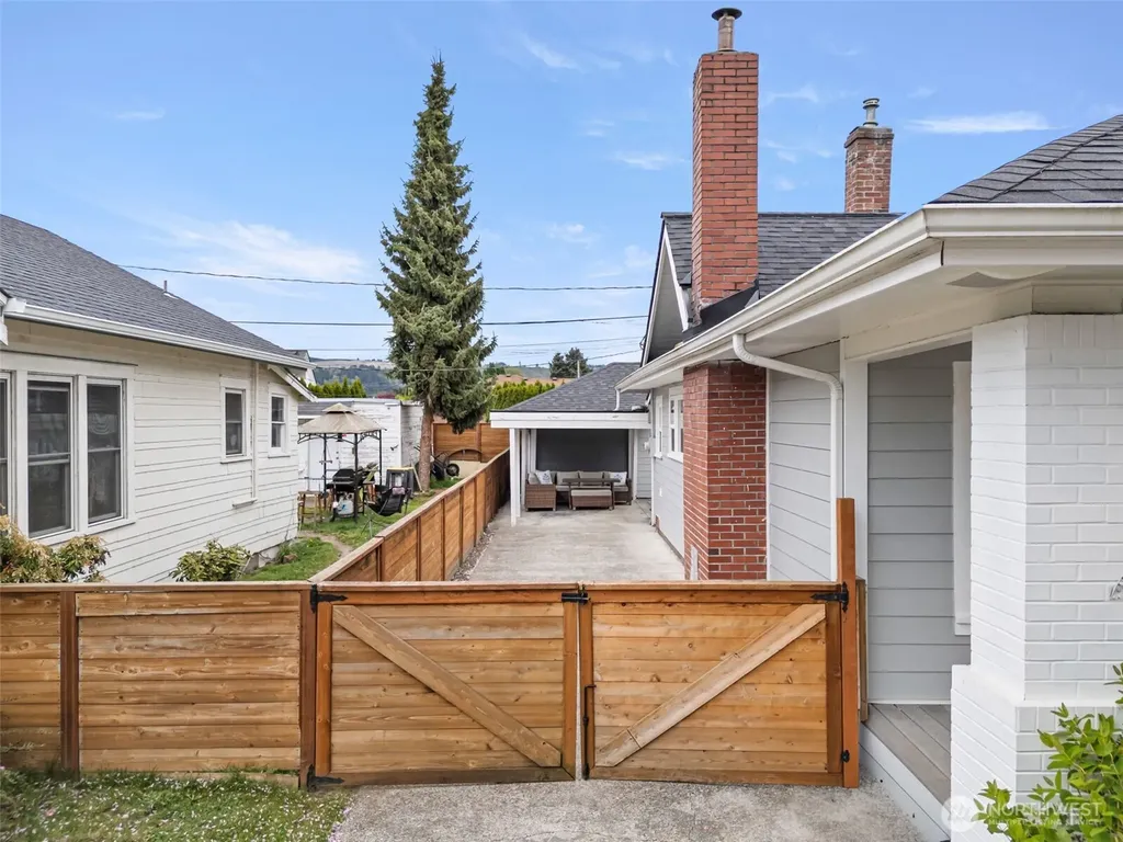 809 Sumner Avenue Sumner WA 98390