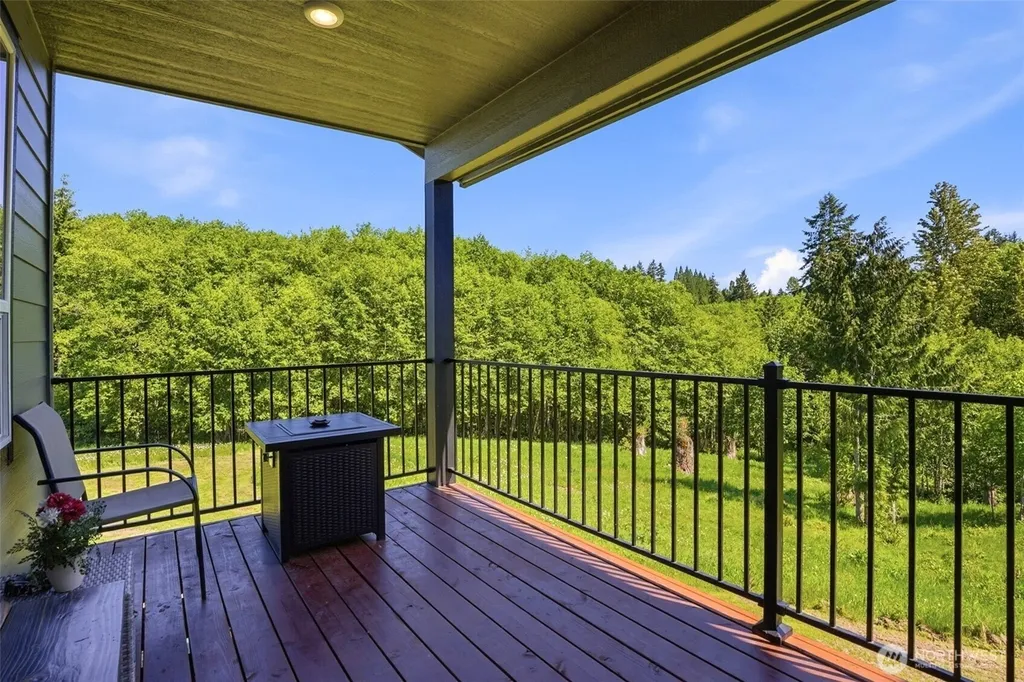 200 Red Hawk Drive Castle Rock WA 98611