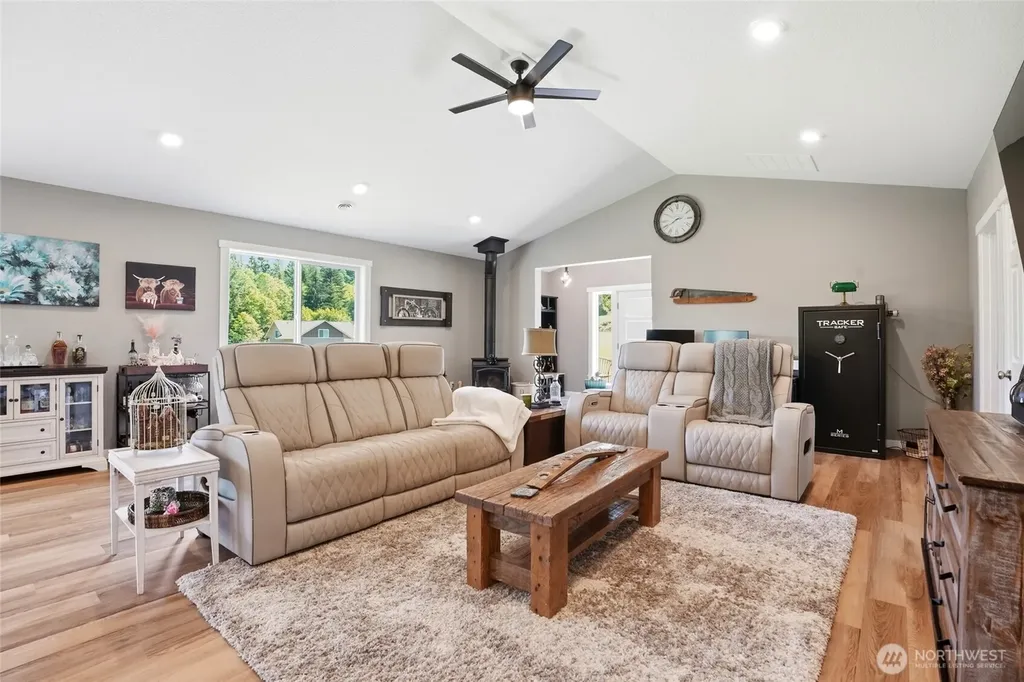 200 Red Hawk Drive Castle Rock WA 98611