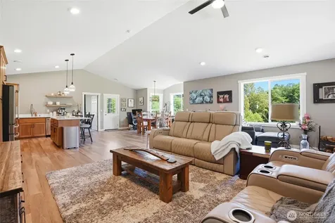 200 Red Hawk Drive Castle Rock WA 98611