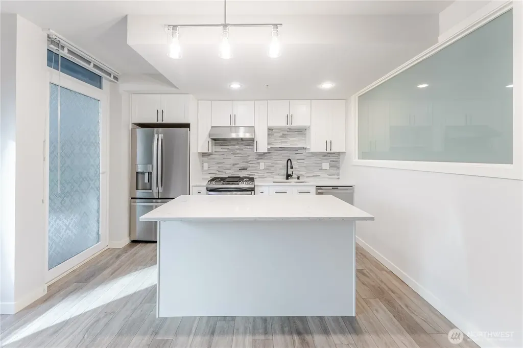 76 Cedar Street Seattle WA 98121
