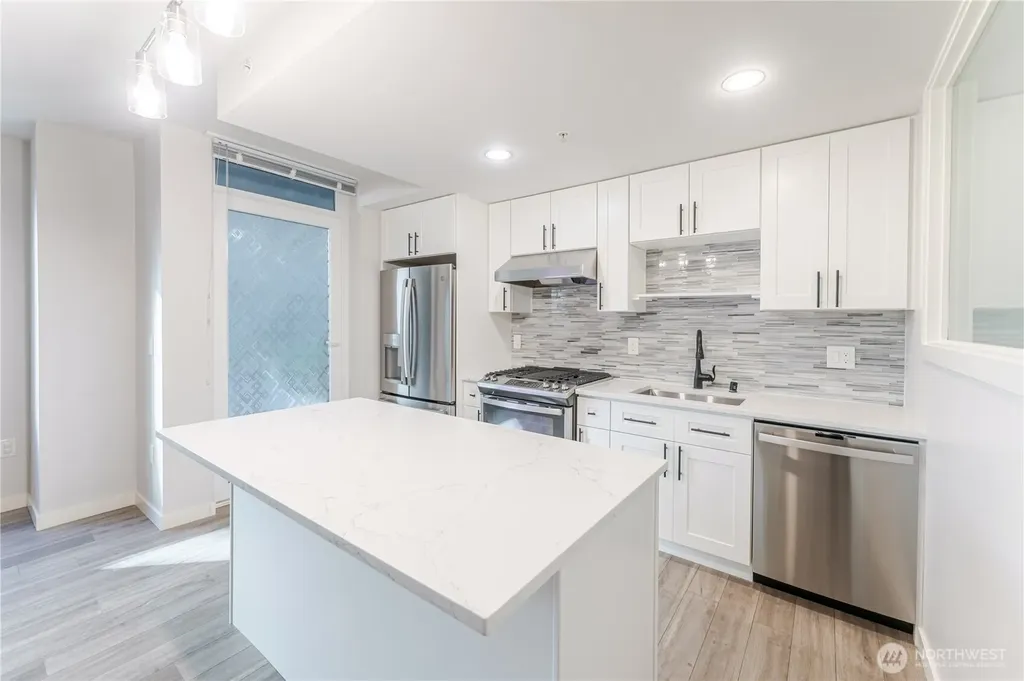 76 Cedar Street Seattle WA 98121