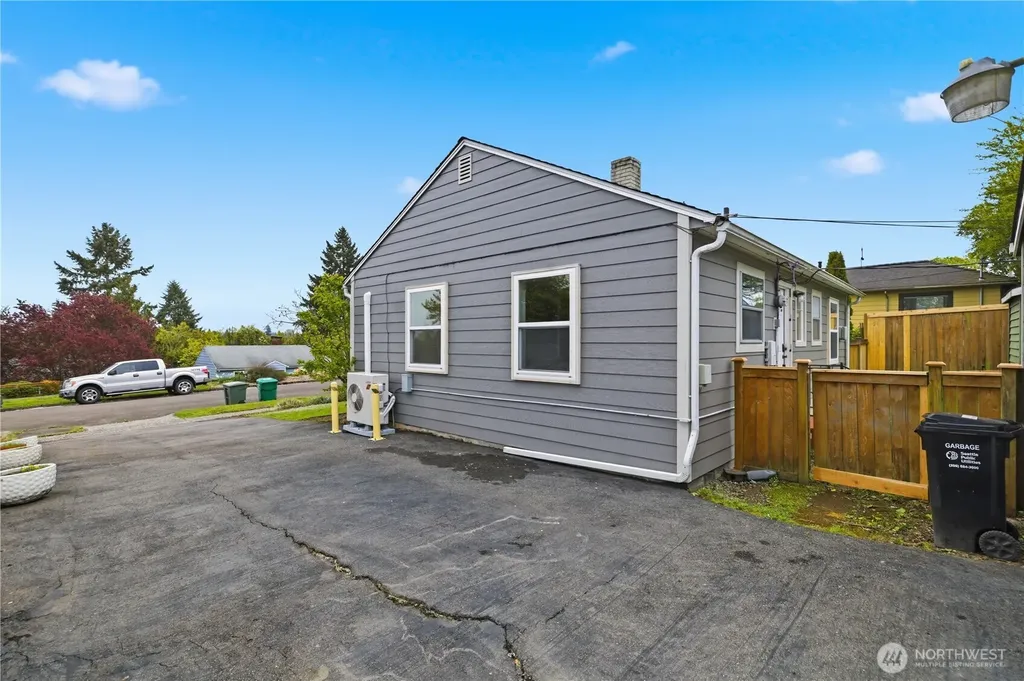 9831 33rd Avenue SW Seattle WA 98126