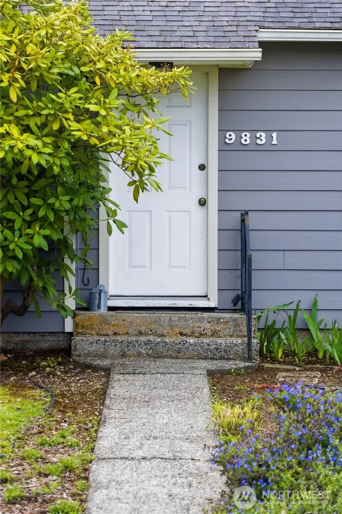 9831 33rd Avenue SW Seattle WA 98126