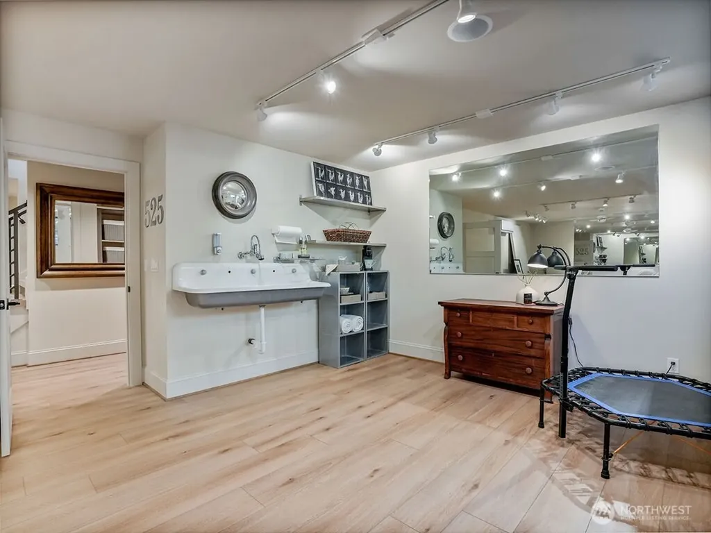 525 16th Avenue W Kirkland WA 98033