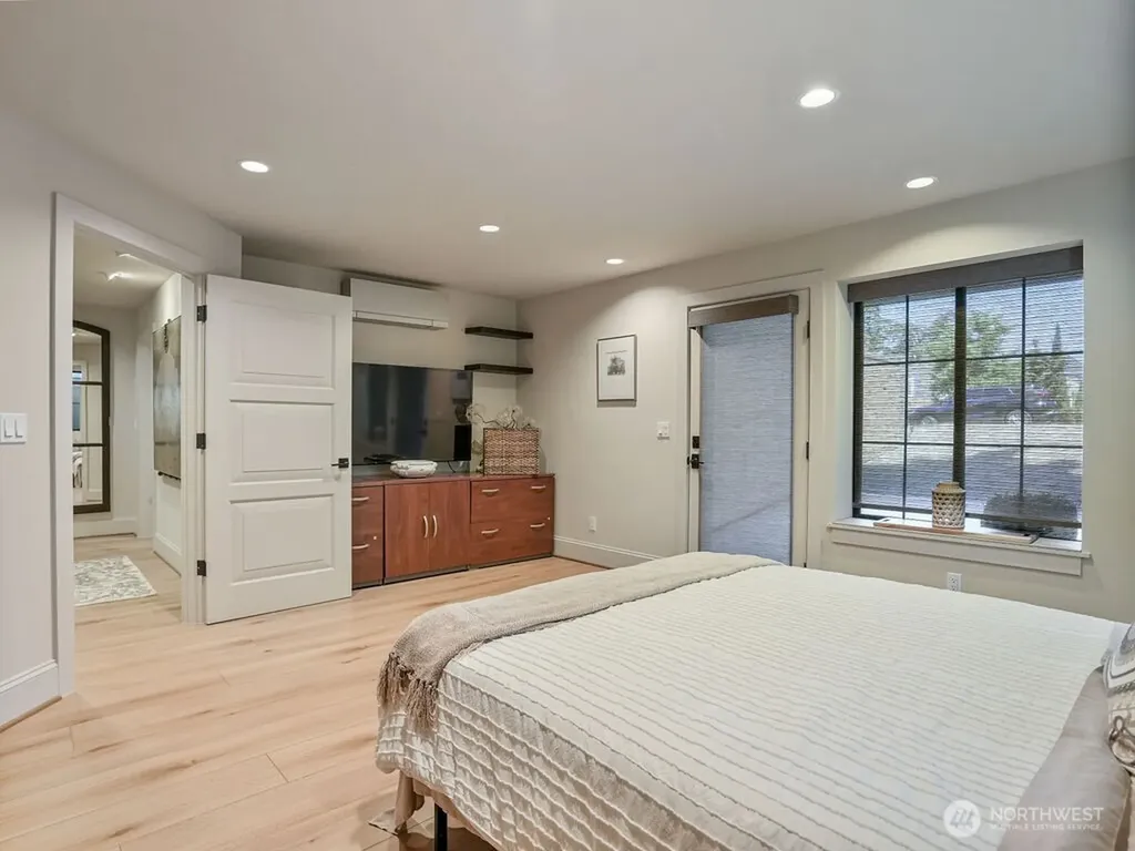 525 16th Avenue W Kirkland WA 98033