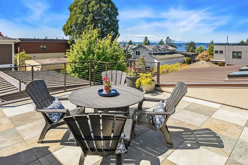 525 16th Avenue W Kirkland WA 98033
