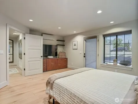 525 16th Avenue W Kirkland WA 98033