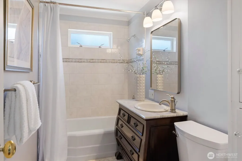 4550 47th Avenue NE Seattle WA 98105