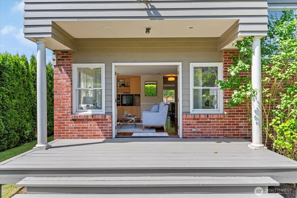 4550 47th Avenue NE Seattle WA 98105