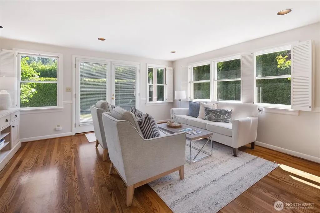 4550 47th Avenue NE Seattle WA 98105