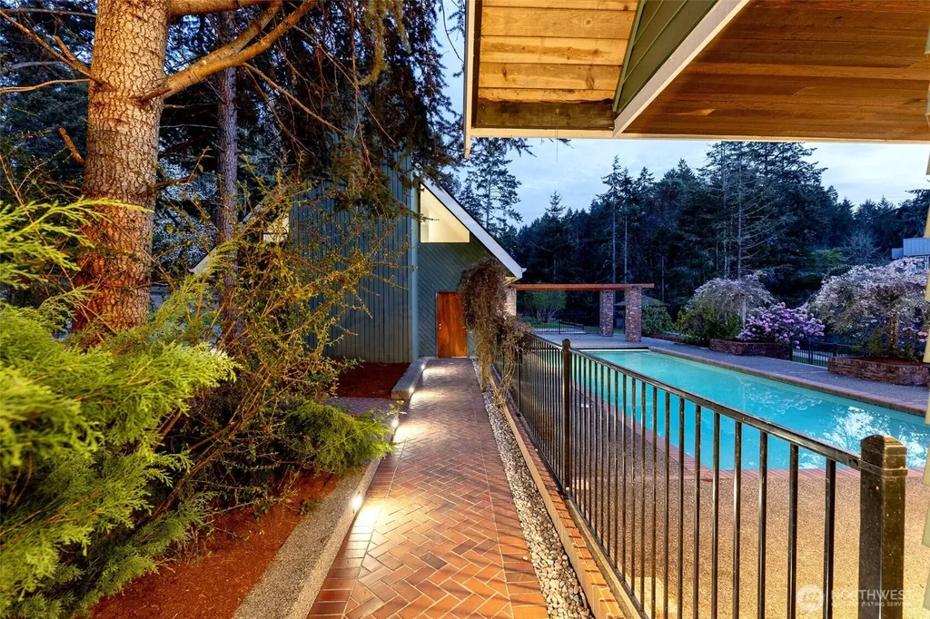 1105 14th Avenue Fox Island WA 98333