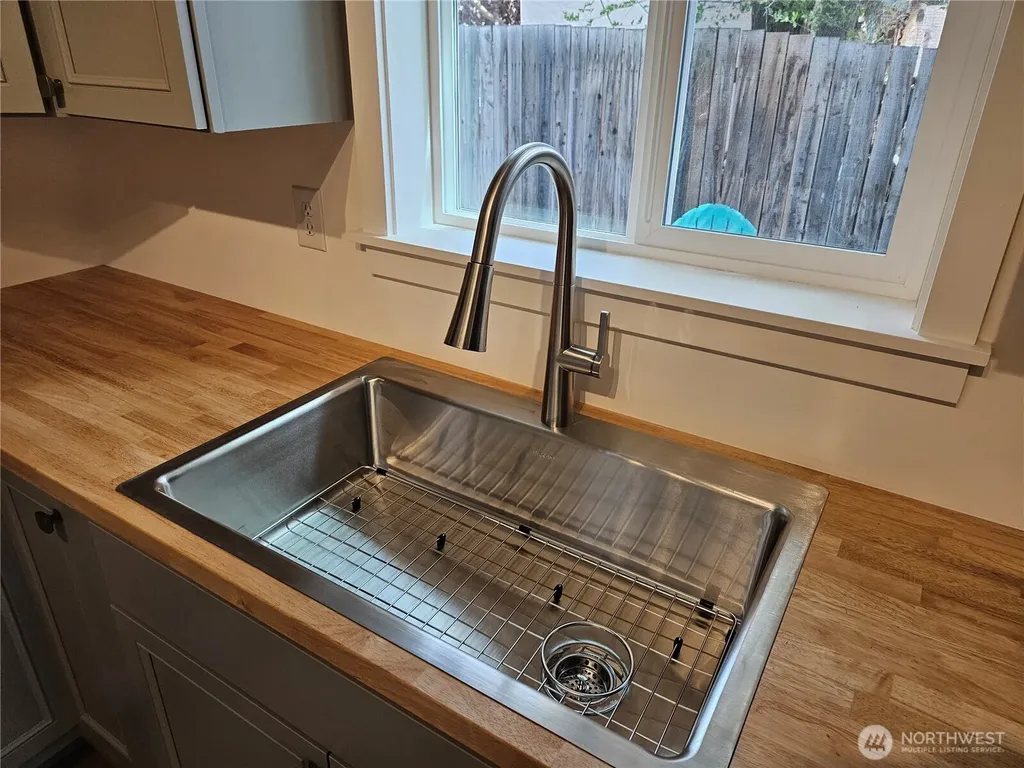 108 W 3rd Street Lind WA 99341