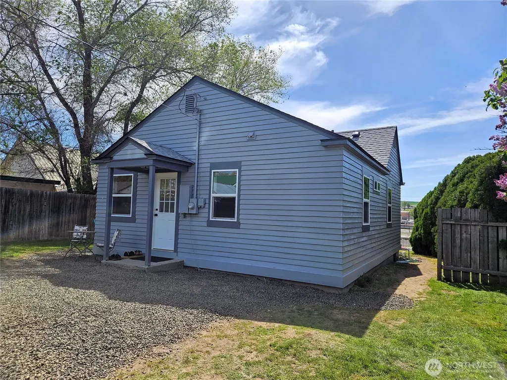 108 W 3rd Street Lind WA 99341
