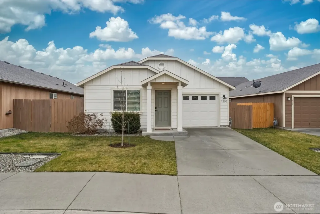 1203 Carver Street College Place WA 99324