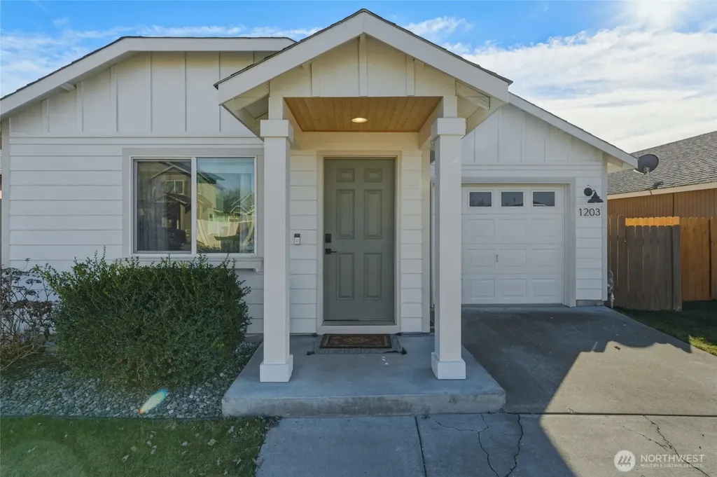 1203 Carver Street College Place WA 99324