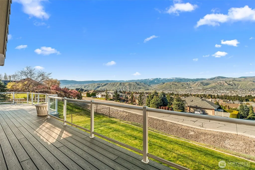 810 Briarwood Drive East Wenatchee WA 98802