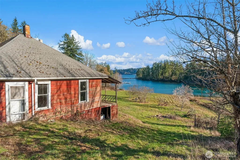 1157 12th Avenue Fox Island WA 98333