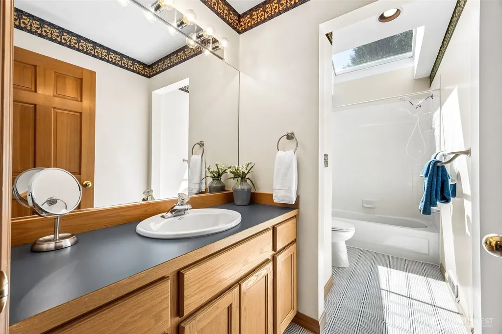 255 SW 194th Place Normandy Park WA 98166