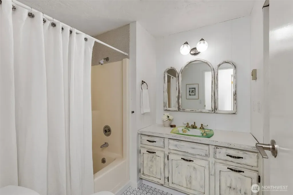 8377 Glenwood Road SW Port Orchard WA 98367