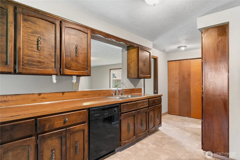 5628 Finch Drive Longview WA 98632