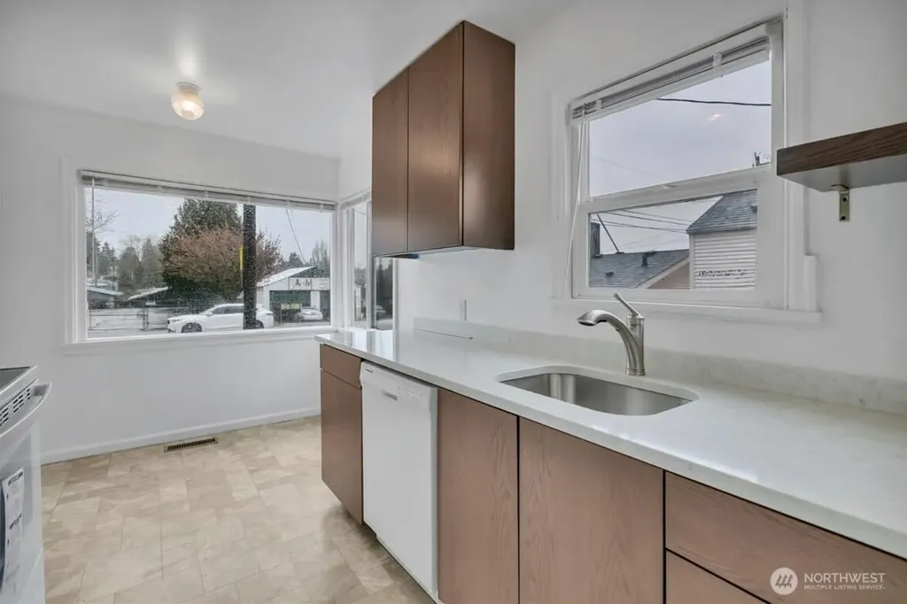 10041 15th Avenue SW Seattle WA 98146