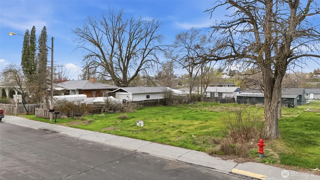 1528 N Buell Street Moses Lake WA 98837